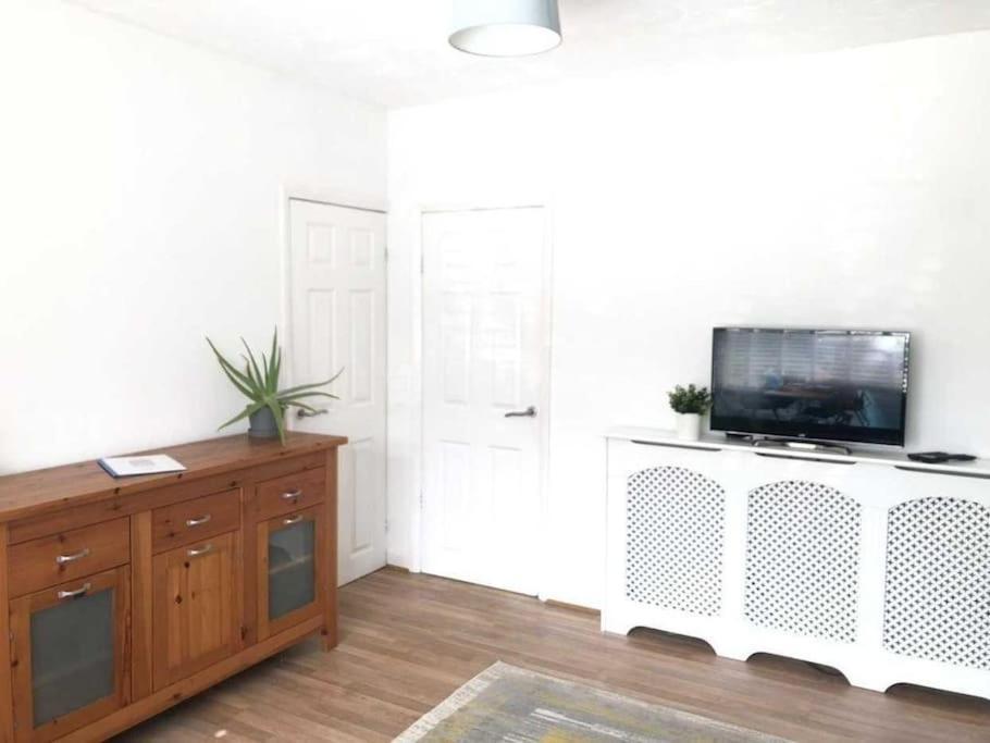 Two Bedroom Terrace House With Parking Kingston upon Hull Exterior photo