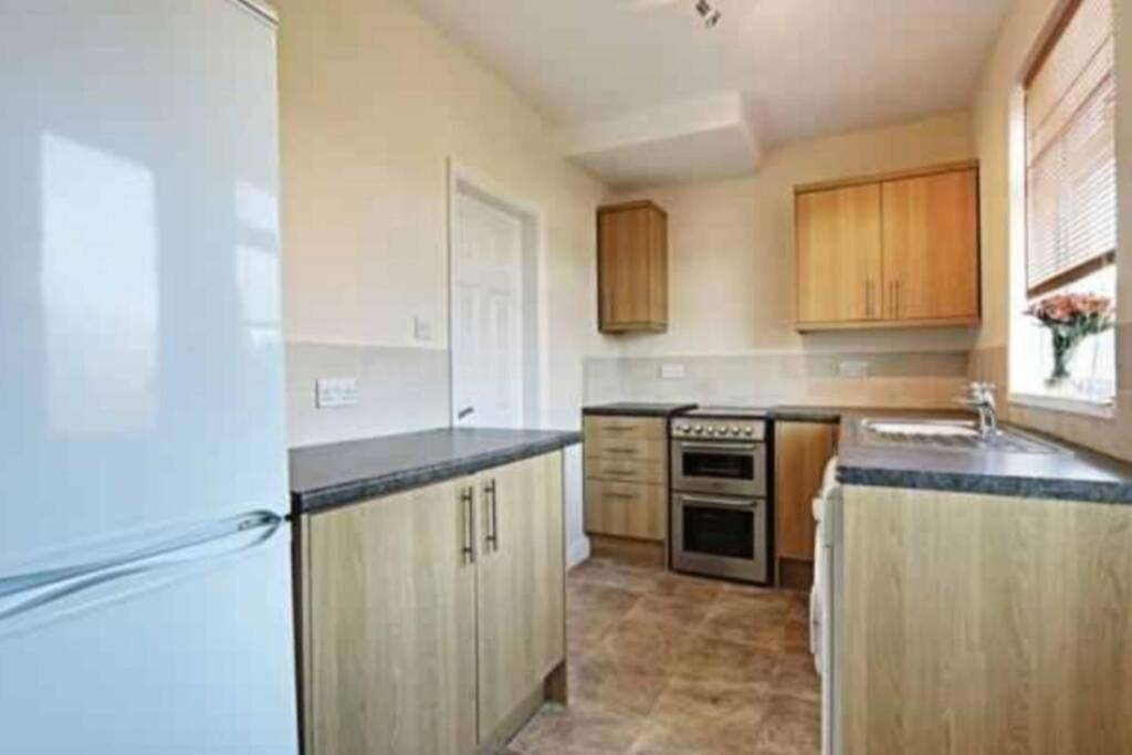 Two Bedroom Terrace House With Parking Kingston upon Hull Exterior photo